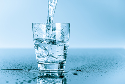 流行の「酸素水」と「水素水」の成分は何がどう違うの?