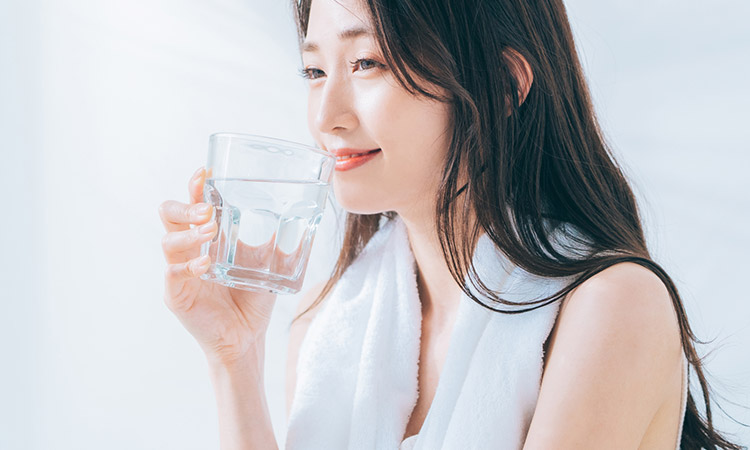 水分補給する女性のイメージ