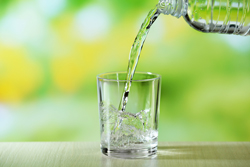 流行の「酸素水」と「水素水」の成分は何がどう違うの？