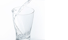 朝に1杯の水を飲むと良い？